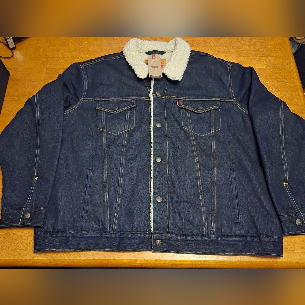 NWT Levi's Type III Sherpa Trucker Jacket in a dark wash denim. Mens 2xl